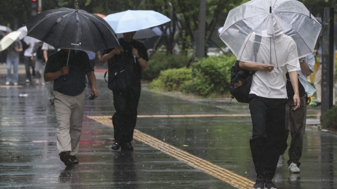 [한국경제] 곳곳에 장맛비…전국 20~60㎜ 비 내린다