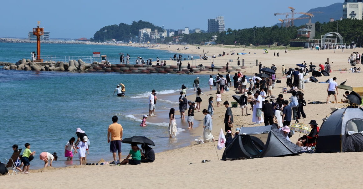 [한국경제] 덥다 더워 맑은 하늘에 무더위…낮 최고기온 25~32도