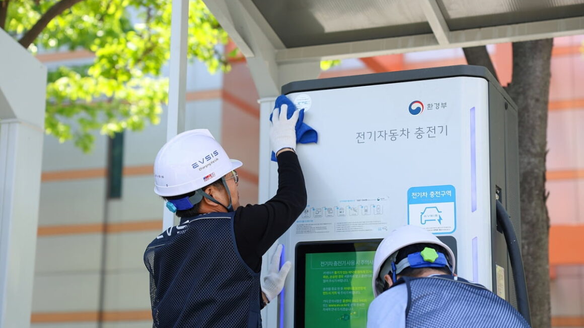 [한국경제] 롯데이노베이트 EVSIS, 200억 규모 정부 전기차 공공 급속충전기 제조·설치 사업 따냈다
