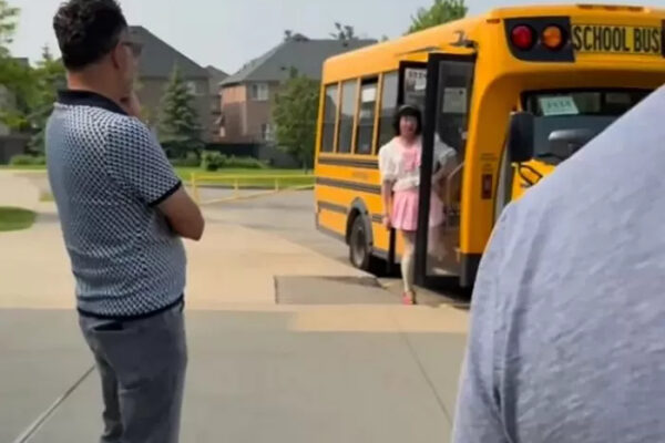 [매일경제] 여교복 입은 男 버스 운전기사, ‘롤리타 패션’ 논란에 결국 해고