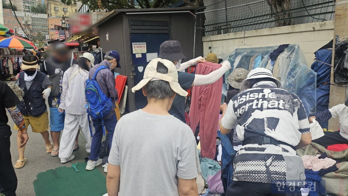 [한국경제] 日 댄서, GD재킷 입고 감격…동묘 글로벌 핫플 등극?