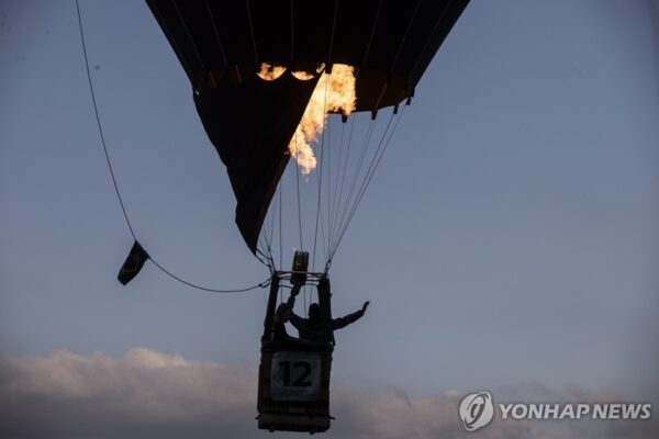 [매일경제] 브라질서 21명 태운 열기구 화재로 추락…“최소 8명 사망”