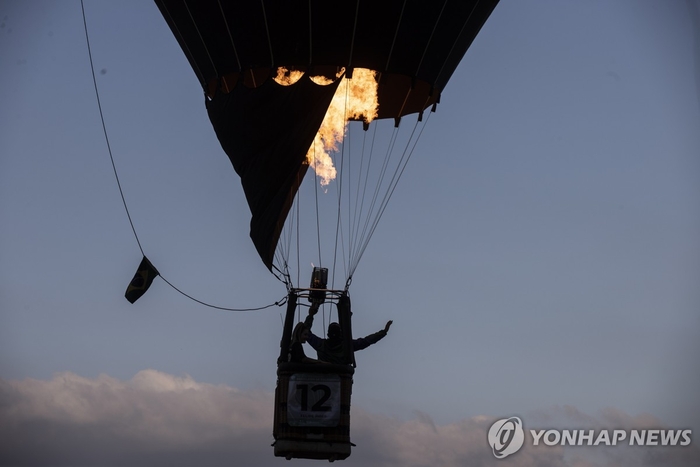 [매일경제] 브라질서 21명 태운 열기구 화재로 추락…“최소 8명 사망”