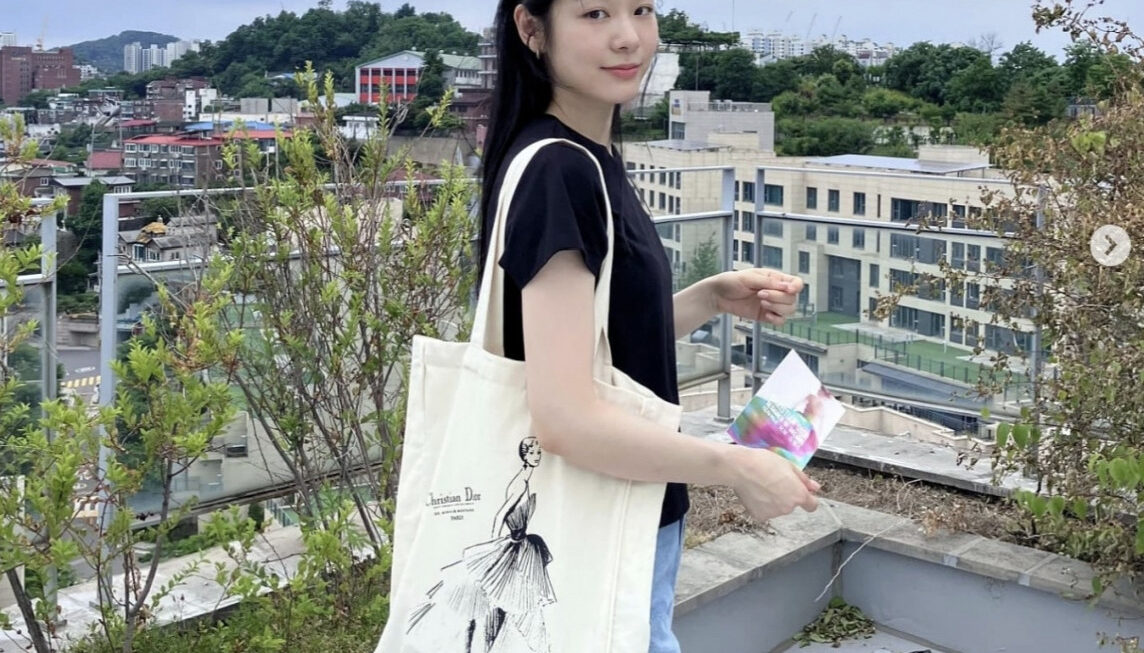 [한국경제] 디올이 7만원?…김연아·한소희·남주혁이 든 백 뭐길래