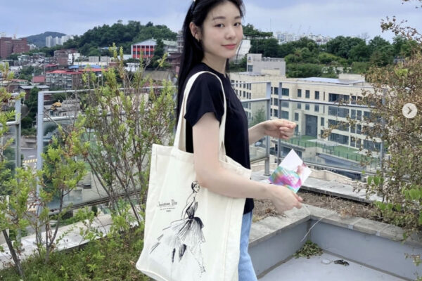 [한국경제] 디올이 7만원?…김연아·한소희·남주혁이 든 백 뭐길래