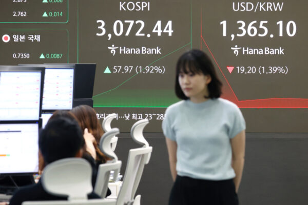 [매일경제] [속보] 코스피 장중 3100선 상향 돌파…3년 9개월만