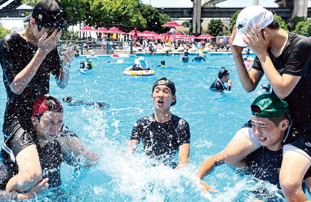 [한국경제] 무더위에…한강 수영장 북적