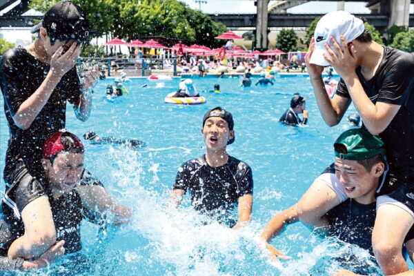 [한국경제] 무더위에…한강 수영장 북적
