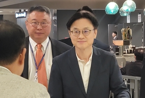 [뉴스] [속보] 산업장관, 美상무장관과 80분 무역협상…美고위급과 연쇄회담 ‘총력전’