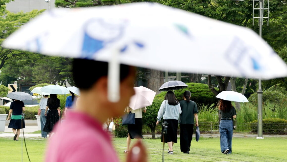 [뉴스] 낮 36도까지 오른다…무더위에 열대야, 곳곳선 소나기