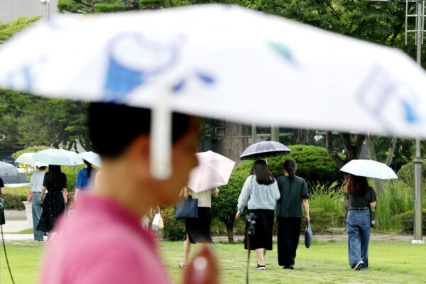 [뉴스] 낮 36도까지 오른다…무더위에 열대야, 곳곳선 소나기