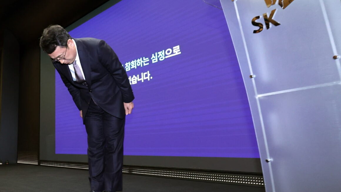 [뉴스] SK텔레콤 고객들 위약금 면제…중장기적으론 주주 이익에도 부합