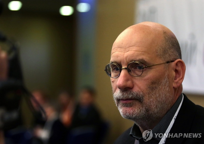[뉴스] 장난 전화에 속아 본심 말했다 ‘날벼락’…징역 14년 선고 받은 러 인기작가