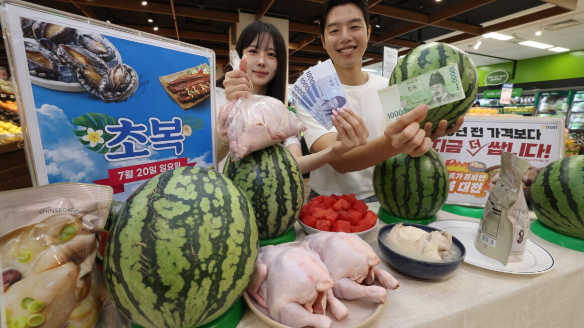 [뉴스] 10년 전 가격보다 더 싸다 이마트, 닭과 수박 할인판매