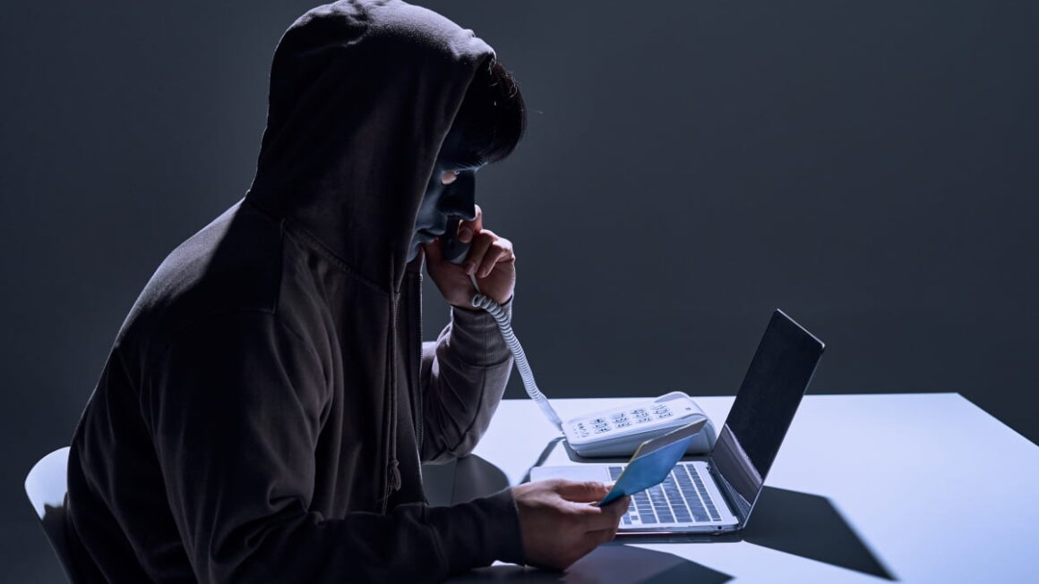 [뉴스] 700억 털릴 뻔…보이스피싱 범죄 막은 1등 공신 정체