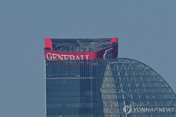 [매일경제] 추락했으면 어쩔뻔…주저앉은 伊 밀라노 44층 빌딩 대형간판 ‘아찔’