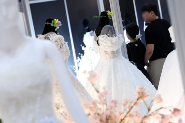 [뉴스] 기억 못 하면 그려라…예비 부부 울리는 드레스 투어