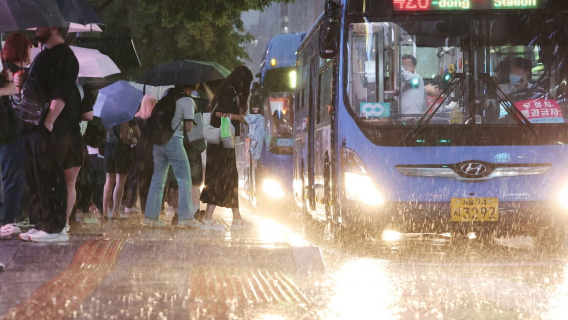 [뉴스] 서울 전역 호우주의보, 27개 하천 출입 통제