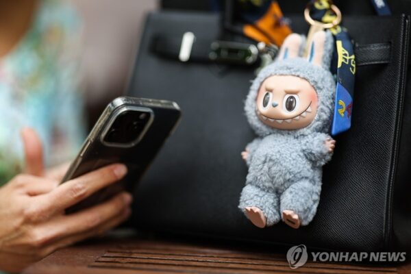 [뉴스] “흥미롭게 못생겼고 적당히 귀엽네”…불황에도 2조원 넘게 팔린 중국 인형 미국마저 휩쓸어