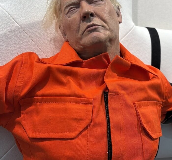 [뉴스] 주황색 죄수복 입고 매달린 트럼프…스위스 전시, 논란 속 취소