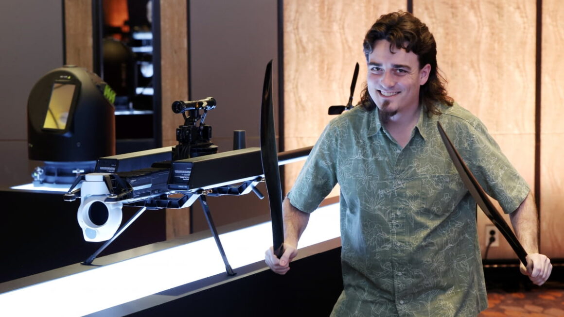 [뉴스] 느슨한 천조국 무기고에 긴장감 불어넣은 하와이안 셔츠 맨을 만났다  [강해령의 테크앤더시티]