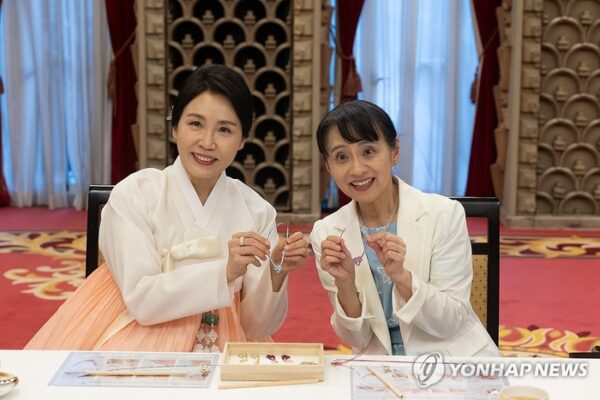 [뉴스] “한국서 만나자”…일본 총리 부인 만난 김혜경 여사, 매듭 만들기 체험 ‘화제’