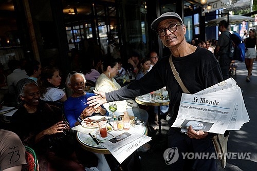 [뉴스] 마크롱이 커피 사주곤 했다…프랑스 훈장 받는 파키스탄 출신男의 정체