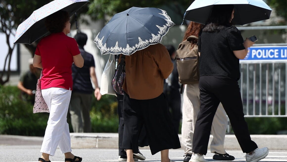[뉴스] 전국 흐리고 곳곳 비…낮 최고 31도 더위 지속