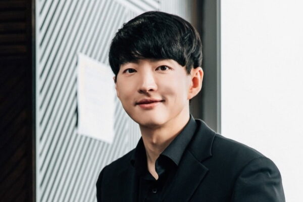 [뉴스] 장원영 앞세운 36세 K뷰티 황태자, 8개월 만에 2.5조 잭팟