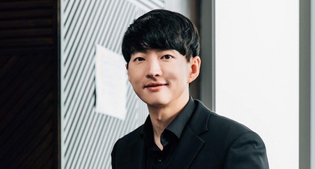 [뉴스] 장원영 앞세운 36세 K뷰티 황태자, 8개월 만에 2.5조 잭팟