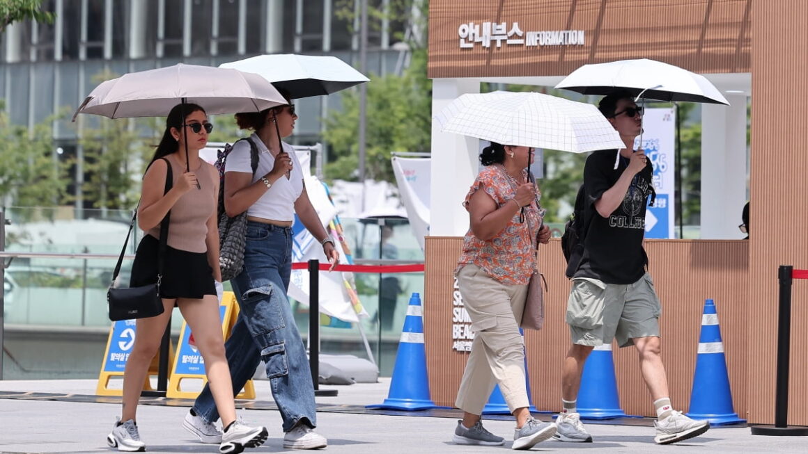 [뉴스] 한복 입고 궁궐 갔다가 기겁…한국 여행 필수 코스로 뜬 이곳