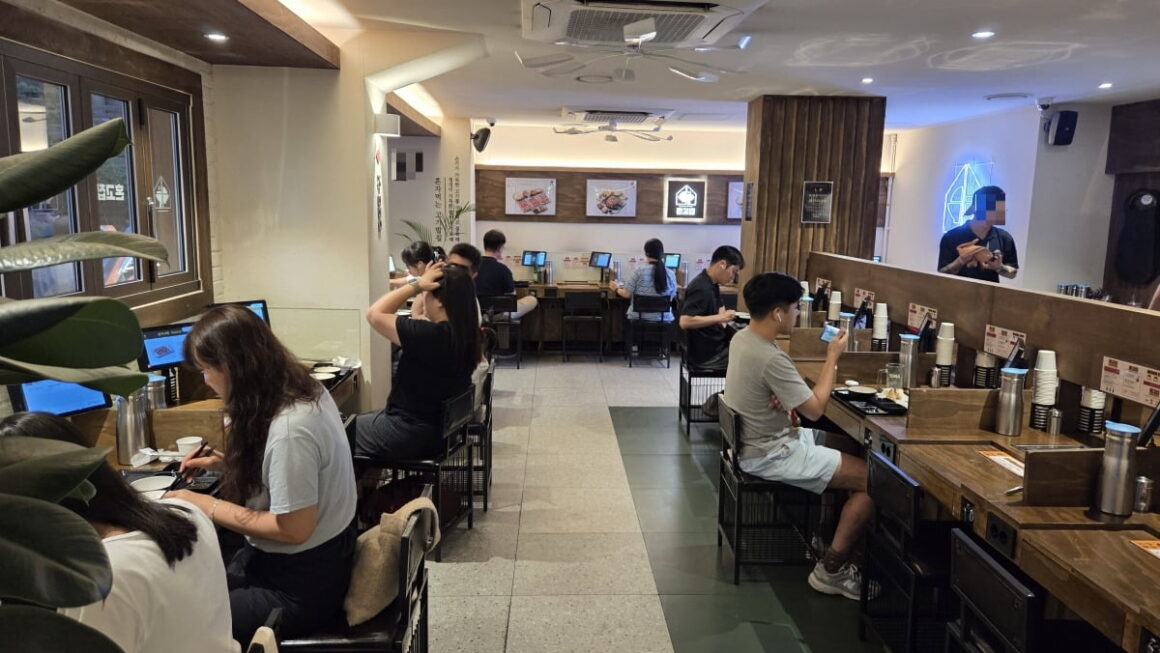 [뉴스] 칸막이 놓고 혼자 고기 구워요…혼밥 눈치 안보는 1인 식당 뜬다