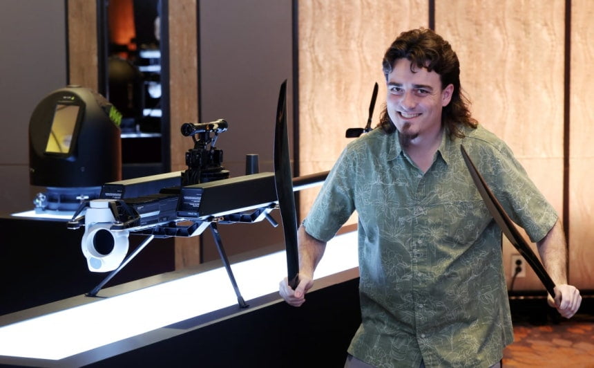 [뉴스] 느슨한 천조국 무기고에 긴장감 불어넣은 하와이안 셔츠 맨을 만났다 