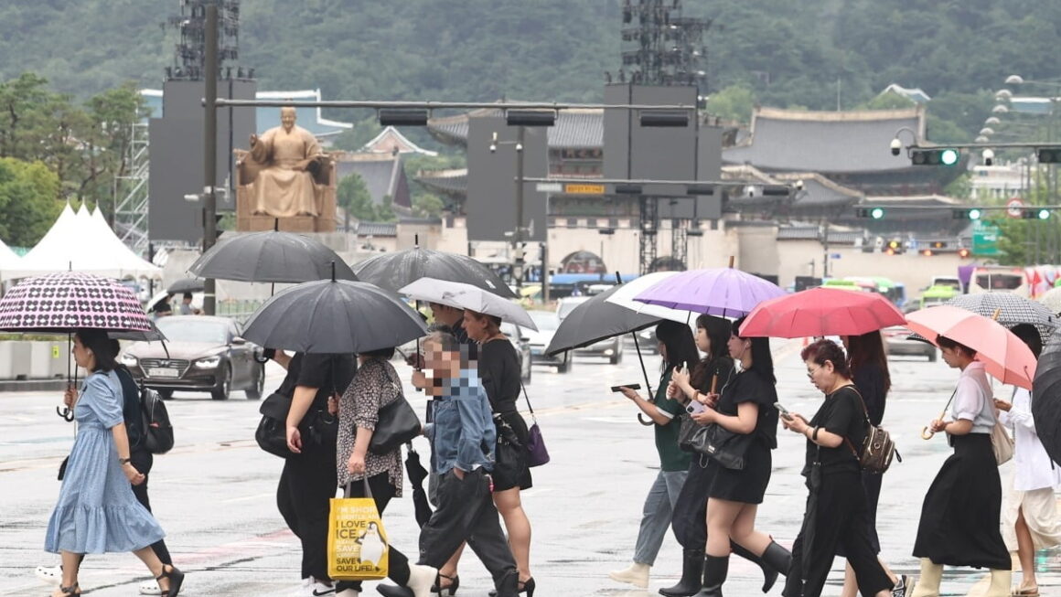 [뉴스] 우산 챙기세요 전국에 비…36도 폭염도 계속