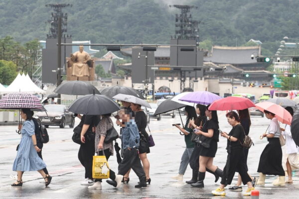 [뉴스] 우산 챙기세요 전국에 비…36도 폭염도 계속