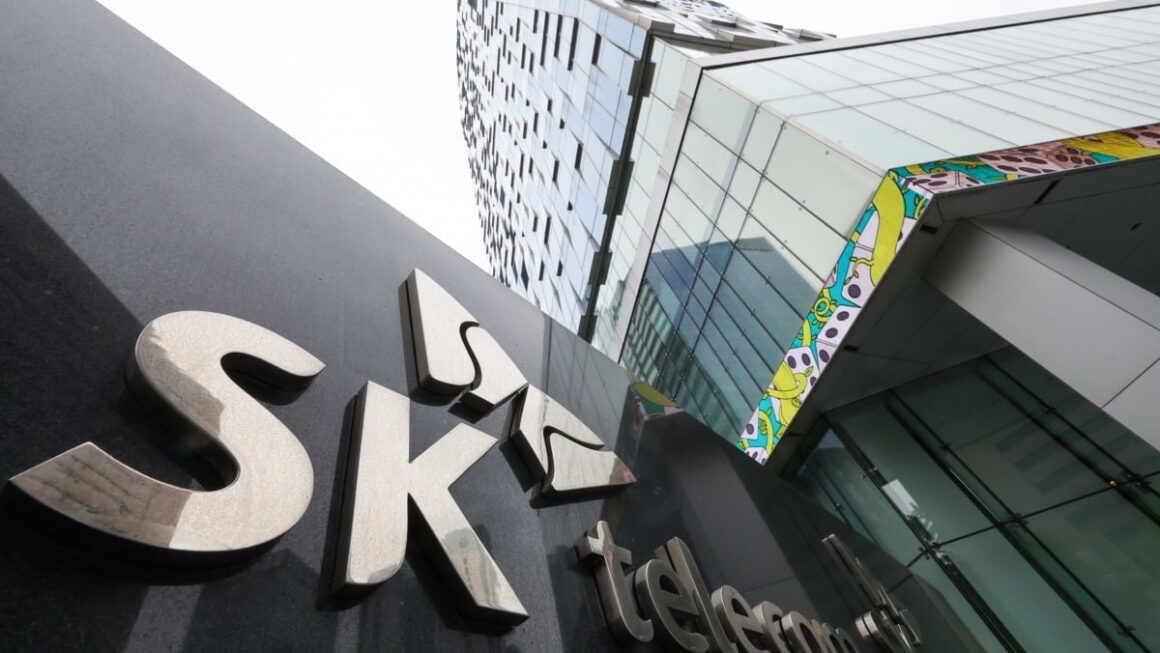 [뉴스] SKT 2분기 영업익 37.1%↓…AI 실적, 해킹 영향 상쇄