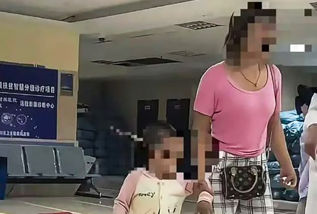 [뉴스] 머리에 칼 꽂힌 3세 딸 데리고 태연히 병원가는 중국엄마, 경악…무슨일이