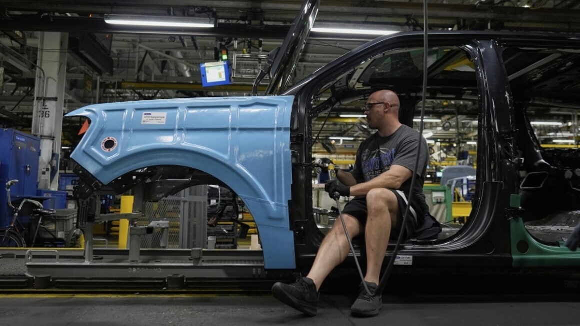 [뉴스] 중국 전기차 맞서려면 이 방법뿐…112년 역사 깬 이 기업