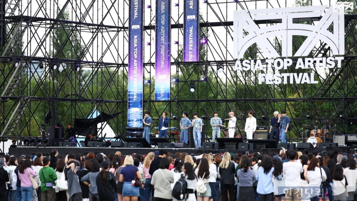 [뉴스] 변덕스러운 날씨 문제없다…떼창·환호 끊이지 않은 이틀 간의 K팝 축제