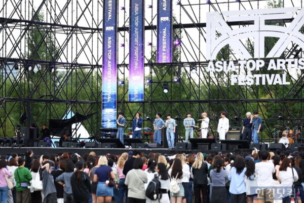[뉴스] 변덕스러운 날씨 문제없다…떼창·환호 끊이지 않은 이틀 간의 K팝 축제