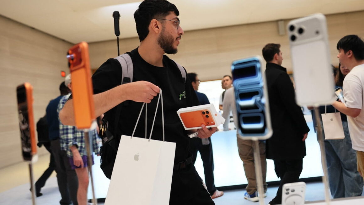 [뉴스] 작년보다 비싸진 아이폰, 이유 물었더니…관세 탓 아냐