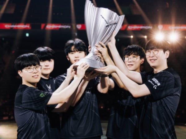 [뉴스] 정규시즌 1위 젠지, 결국 LCK 하늘에 섰다
