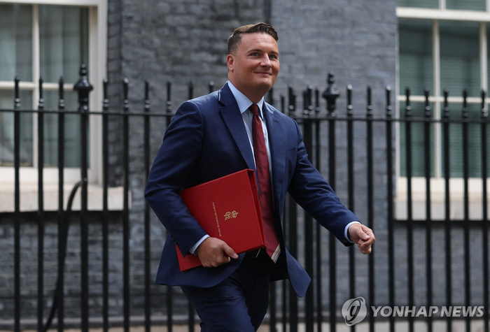 [뉴스] 영국 보건장관 “임신중 타이레놀 먹지말란 트럼프 말 듣지마”