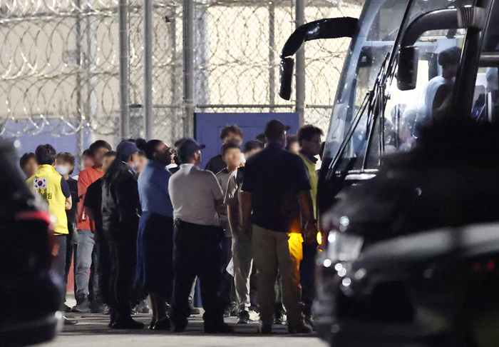[뉴스] “드디어 한국으로”…석방 근로자 전세기, 애틀랜타공항서 출발