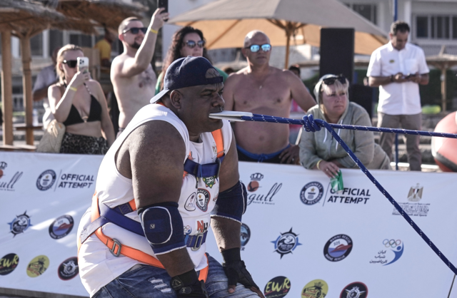 [뉴스] “세계 최강 남자 증명했다”…입으로 700t 선박 견인 성공한 ‘이집트 괴력남’