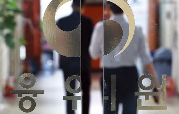 [뉴스] 정무위 제동·금융공백 우려에…금융당국 쪼개기 물러선 당정