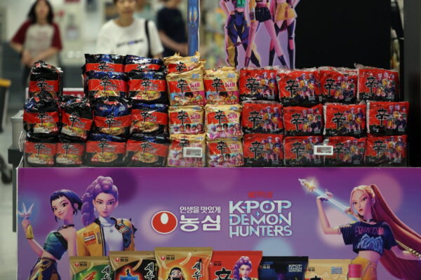 [뉴스] 케데헌 헌트릭스, 농심까지 구원할까…신라면, 불닭 넘어서나