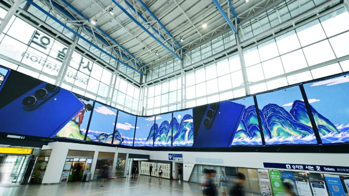 [뉴스] 서울역, 갤럭시로 가득 채웠다…K컬처 올라탄 삼성 폴더블