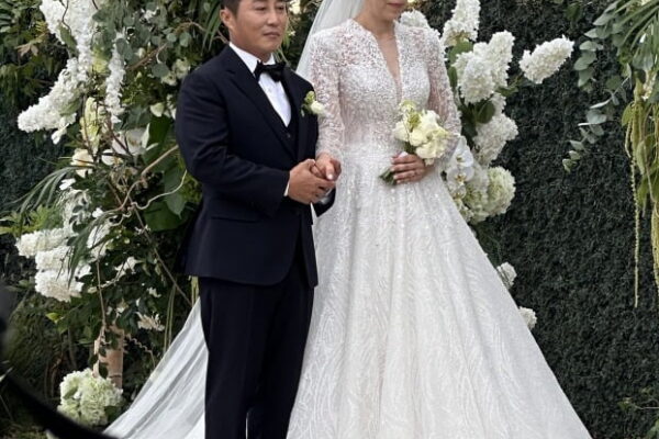 [뉴스] 장신의 아내 손 꼭…김병만, 결혼식 사진 공개됐다
