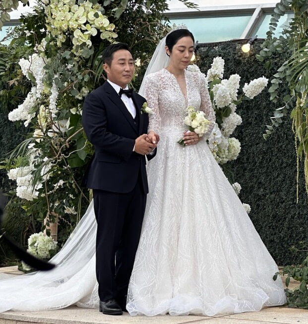 [뉴스] 장신의 아내 손 꼭…김병만, 결혼식 사진 공개됐다